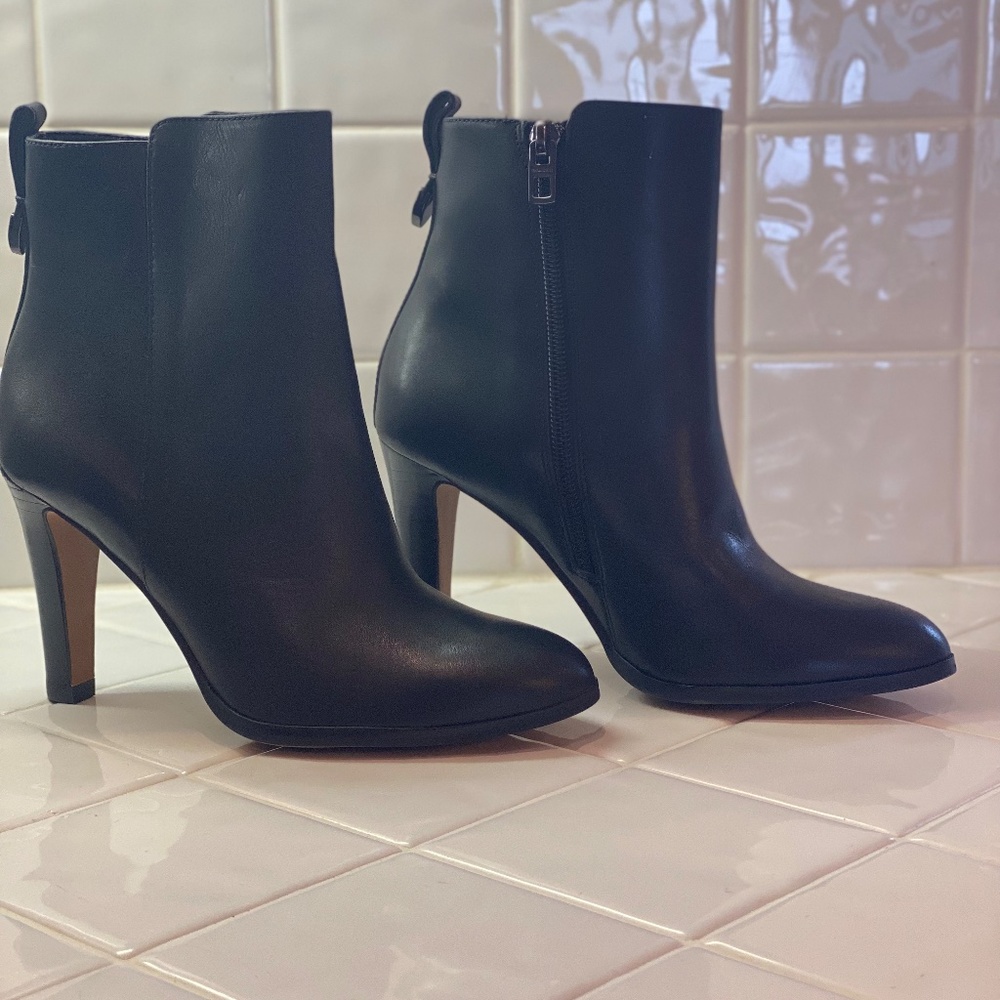 GORGEOUS COACH CLASSIC BLACK CALF SKIN LEATHER ANKLE BOOT: BRAND NEW IN BOX - Picture 2 of 13